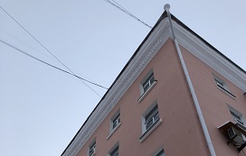 Очистка кровли дома по адресу Комсомольский проспект, 75 от снежных навесов